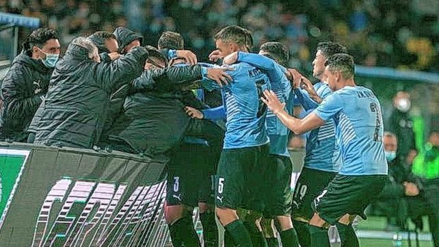 Uruguay logró una victoria agónica ante Ecuador en tiempo de descuento.