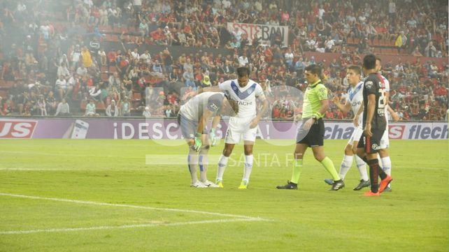 La barrabrava tiró tres bombas de estruendo y el árbitro suspendió Colón-Vélez