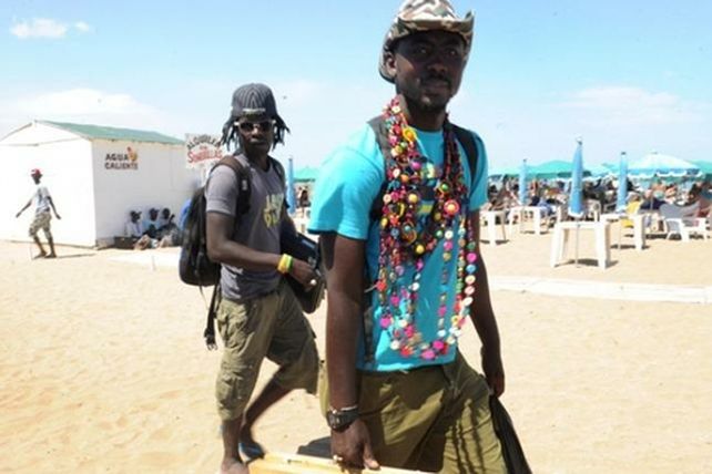 no me llames extranjero. Los vendedores de otros países pueblan las playas marplatenses.