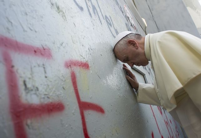 El Papa rezó en el muro que divide Israel de Cisjordania