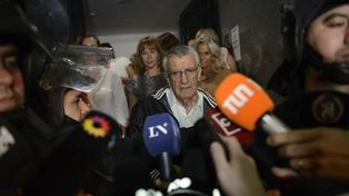 Gioja sale para hablar con la prensa. Estuvo escoltado por varias mujeres, entre ellas la ex intendenta de Paraná Blanca Osuna.