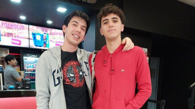 Federico y Facundo por ver la función en Cine Sunstar