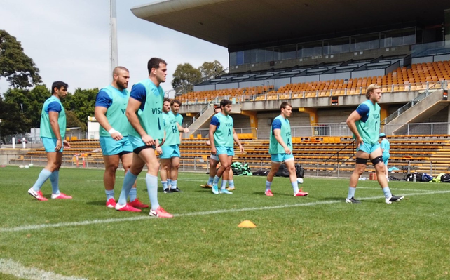 Emiliano Boffelli y el rafaelino Mayco Vivas a punto de llevar adelante un ejercicio en el Leichhardt Oval