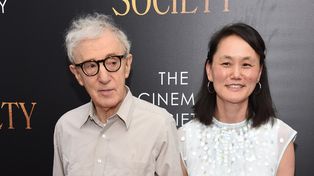 Woody Allen se casó con Soon-Yi Previn, la hija adoptiva de Mia Farrow.