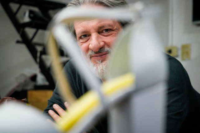 Miguel Martine en su taller de zona sur