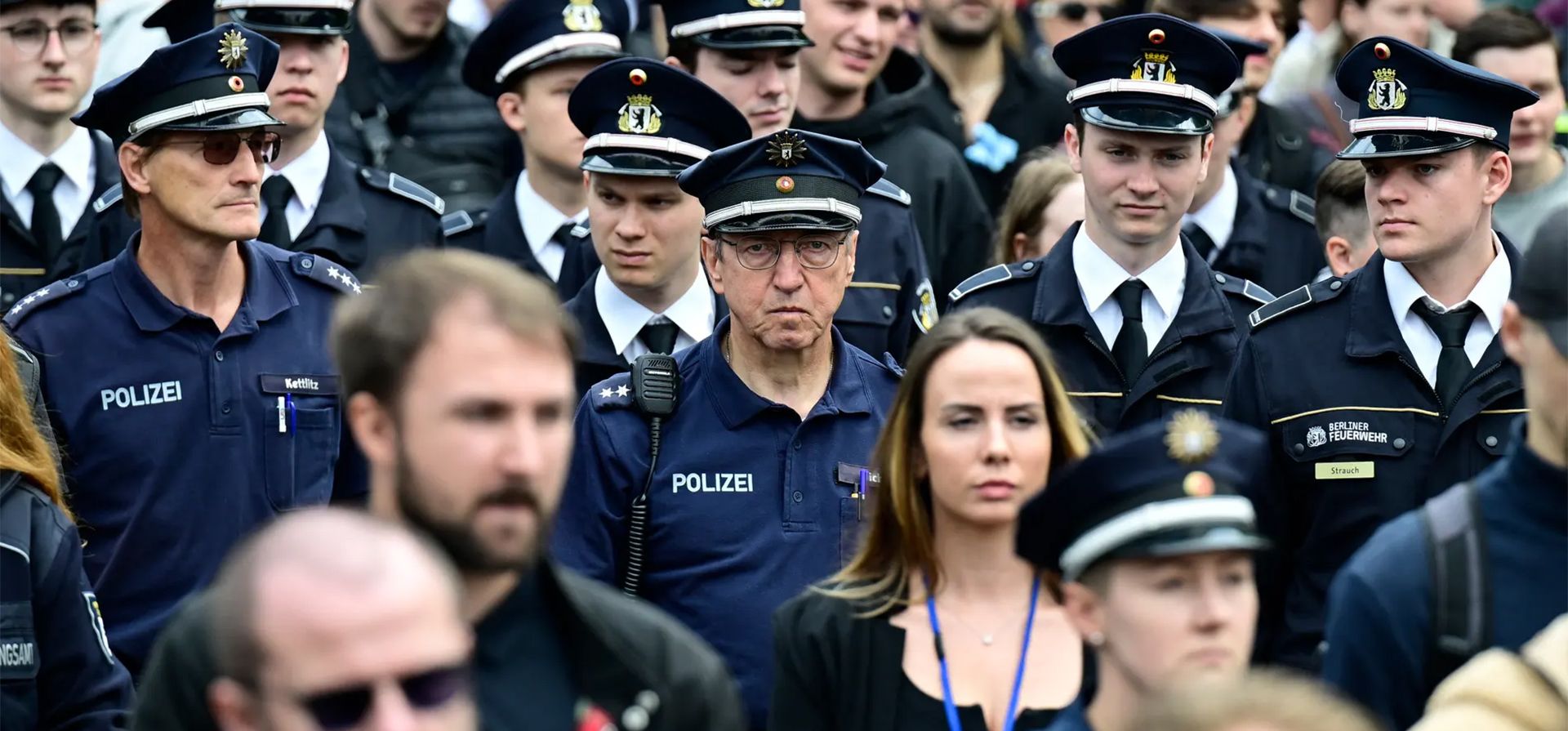 Agentes de policía y sus familiares asisten a una marcha conmemorativa en Potsdamer Platz por su colega que murió en el ataque de Mannheim, Berlín, Alemania. Fotografía: John MacDougall/AFP/Getty Images Agentes de policía y sus familiares asisten a una marcha conmemorativa en Potsdamer Platz por su colega que murió en el ataque de Mannheim, Berlín, Alemania. Fotografía: John MacDougall/AFP/Getty Images