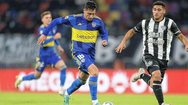Miguel Merentiel marcó el segundo y el tercer gol de Boca en Santiago del Estero.