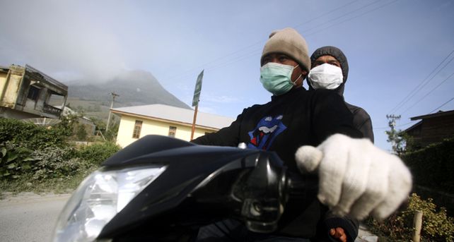 Dos muertos y 18 mil evacuados por la erupci&oacute;n de un volc&aacute;n en Indonesia