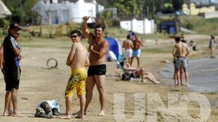 En pleno invierno, la gente disfrutó del calor en la playa
