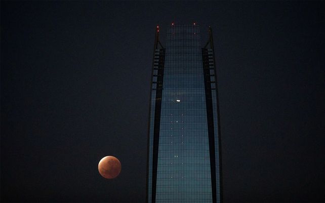 Las espectaculares imágenes del eclipse parcial lunar