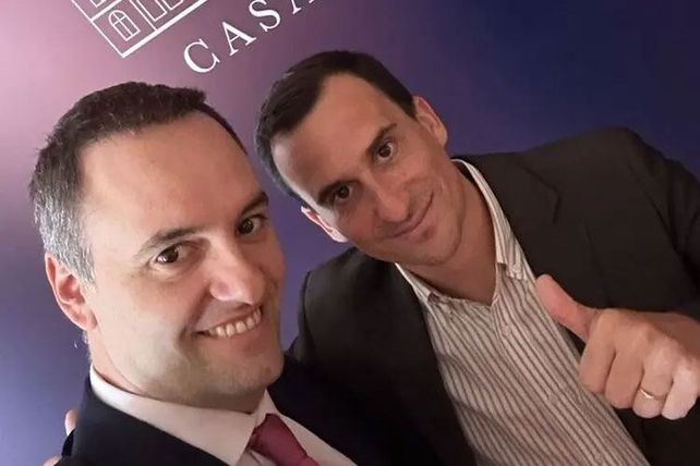 Manuel Adorni junto a Javier Linari, a quien designó como su 