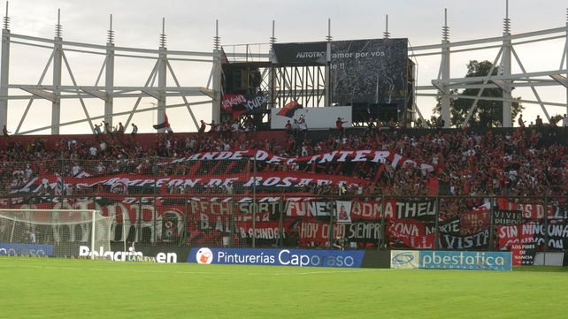 Los hinchas de Newells coparon una de las tribunas del Cementerio de los Elefantes en una de sus presentaciones por Copa Argentina.
