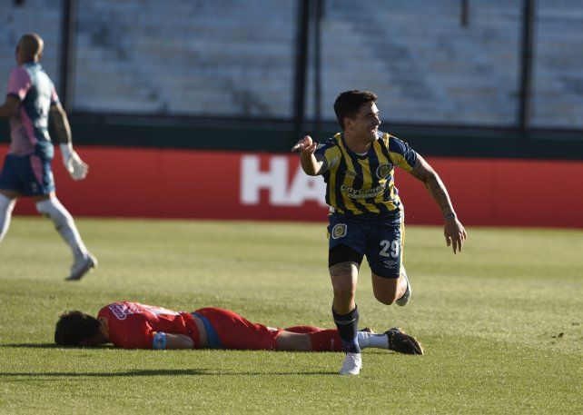 Luca Martínez Dupuy ya convirtió ante Arsenal y lo festeja con mucha euforia. Fue el primer tanto canalla.