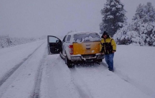 Uno de los accesos a Bariloche tapado de nieve.&nbsp;