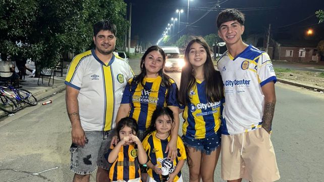 La familia Verón a pleno. Víctor junto a su esposa Vanesa Moreira y sus hijos Bianca (13)