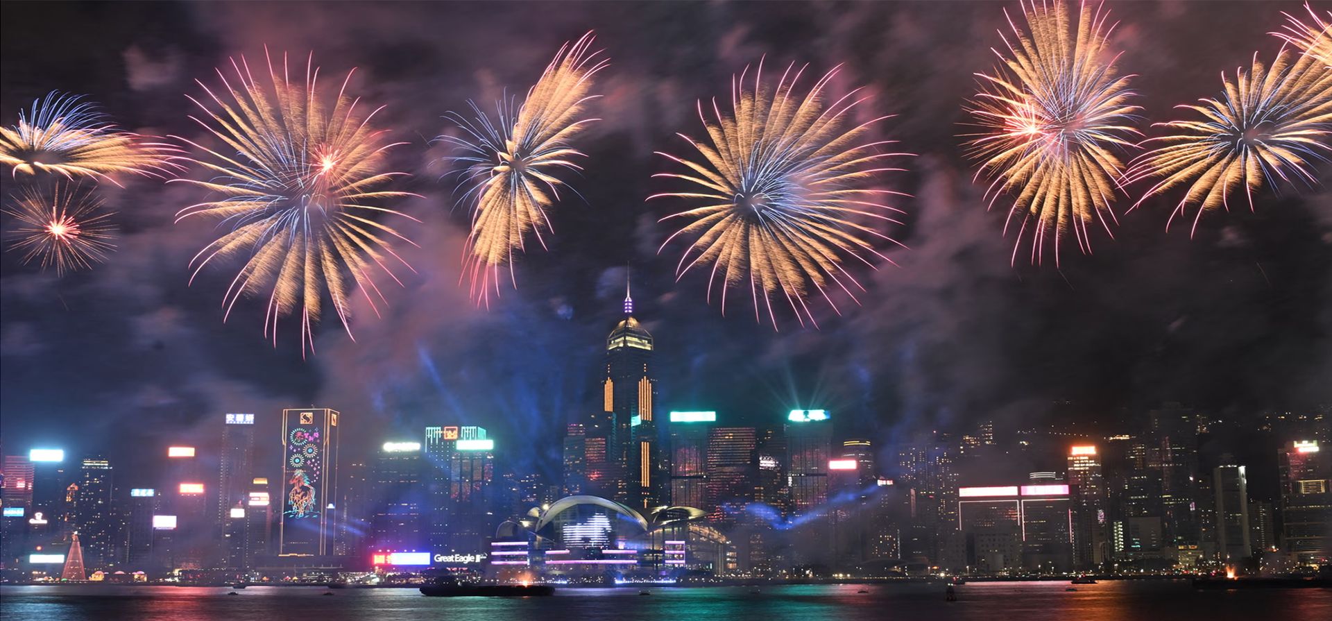 Los fuegos artificiales iluminan el cielo sobre el puerto de Victoria el segundo día del año del caballo, Hong Kong, China. Fotografía: Peter Parks/AFP/Getty Los fuegos artificiales iluminan el cielo sobre el puerto de Victoria el segundo día del año del caballo, Hong Kong, China. Fotografía: Peter Parks/AFP/Getty