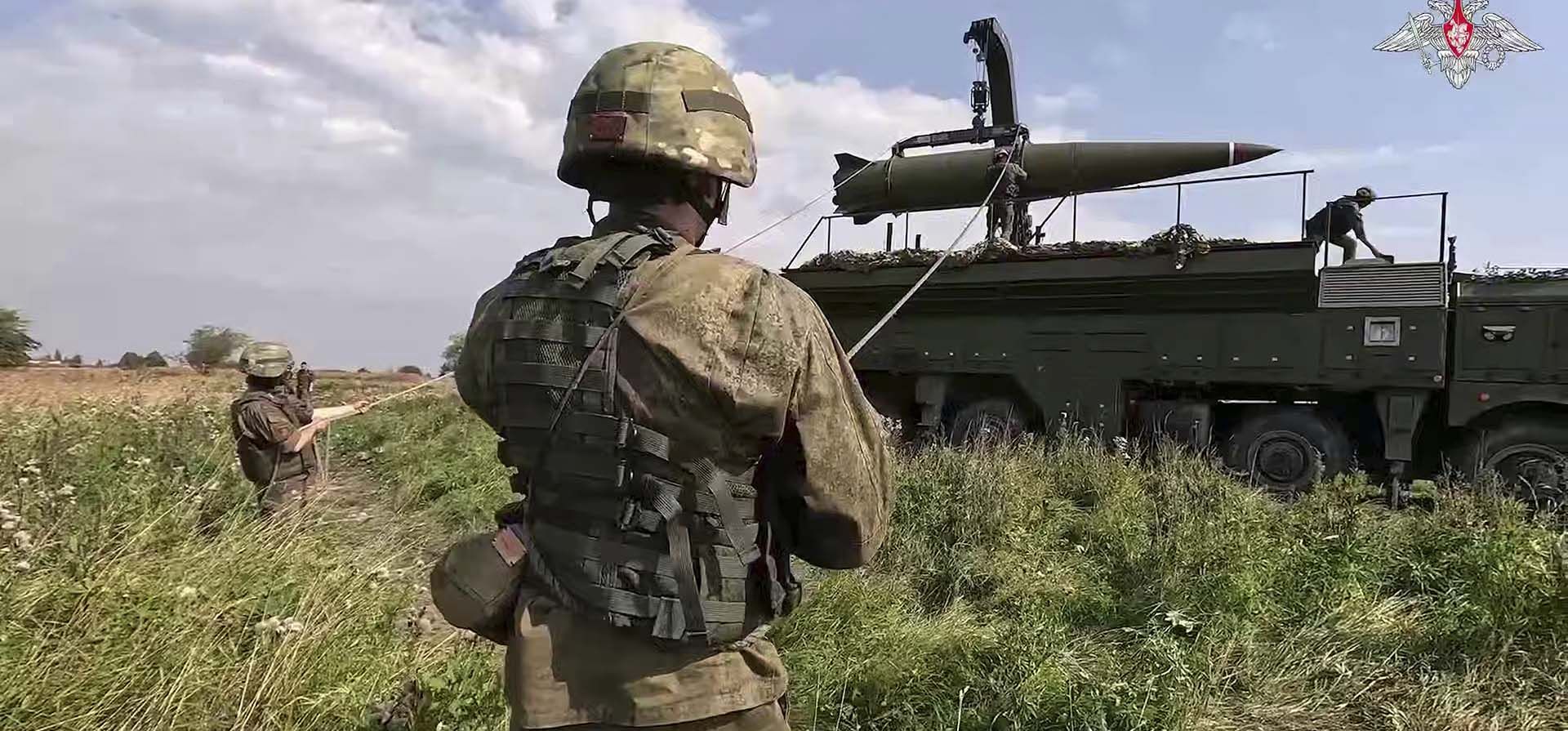 Tropas rusas cargan un misil Iskander en un lanzador móvil durante los ejercicios militares conjuntos ruso-bielorrusos en un lugar no revelado de la región de Kaliningrado, Rusia. (Servicio de Prensa del Ministerio de Defensa ruso vía AP) Tropas rusas cargan un misil Iskander en un lanzador móvil durante los ejercicios militares conjuntos ruso-bielorrusos en un lugar no revelado de la región de Kaliningrado, Rusia. (Servicio de Prensa del Ministerio de Defensa ruso vía AP)