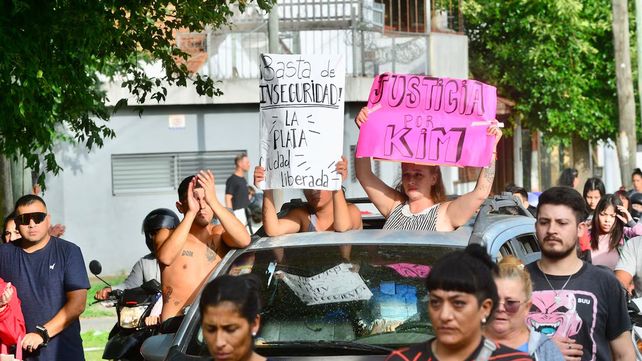 Familiares y vecinos velan a la niña Kim Gómez de 7 años víctima de dos delincuentes menores de edad