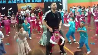 Armó un arnés para que su alumna con discapacidad bailara con sus compañeros