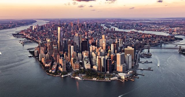 La geografía de Nueva York es la de una ciudad levantada sobre el agua. Se asienta mayormente sobre tres islas.