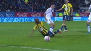 El Pupi Ferreyra cae y Espinoza dio penal. El VAR le hizo retrotraer la sanción.