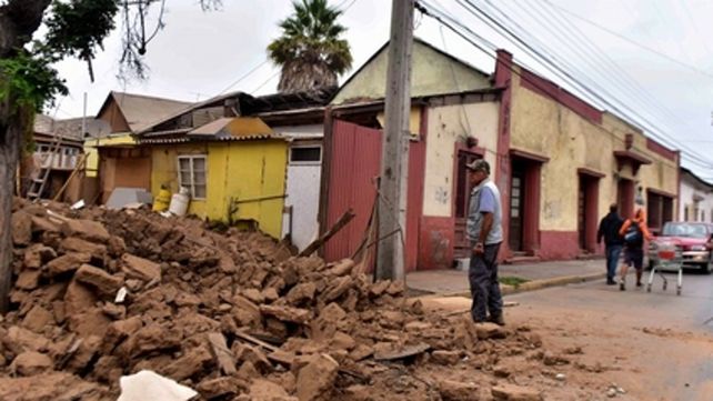 Daños. Hubo derrumbes de viejas paredes en La Serena.