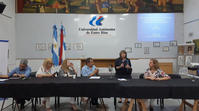 Los directivos de Uader escuchan a la ingeniera María Angélica Sabatier.&nbsp;