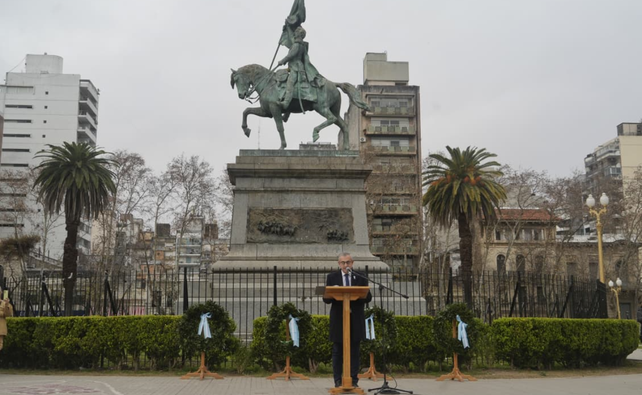 El intendente Pablo Javkin durante su discurso en el acto por los 176 años de la muerte del general San Martín