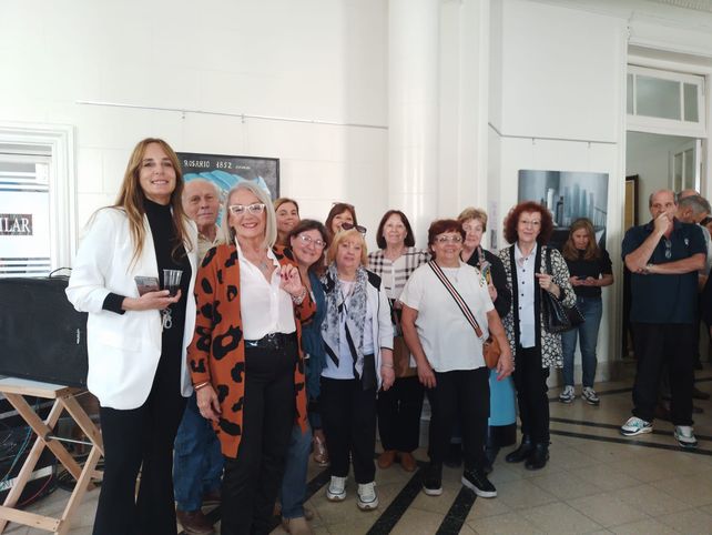Maria Silvia Cambi y artistas integrantes de la Muestra