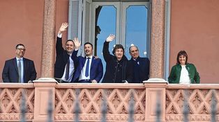 El presidente, Javier Milei, saluda a los universitarios que reclaman frente a Casa Rosada.