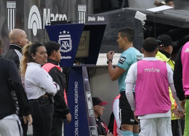 Robledo fue asistido por el VAR en el gol anulado a Solari