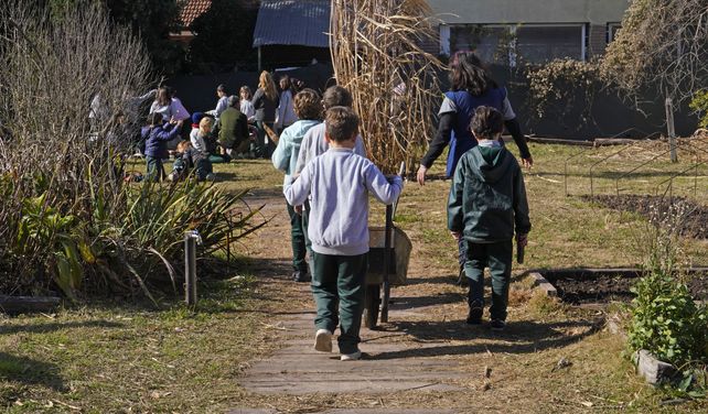 El trabajo en la huerta permite el aprendizaje desde una actividad lúdica y grupal.