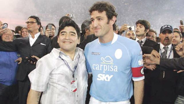 Encuentro. Diego Maradona y Ciro Ferrara durante un partido que se disputó en Italia.
