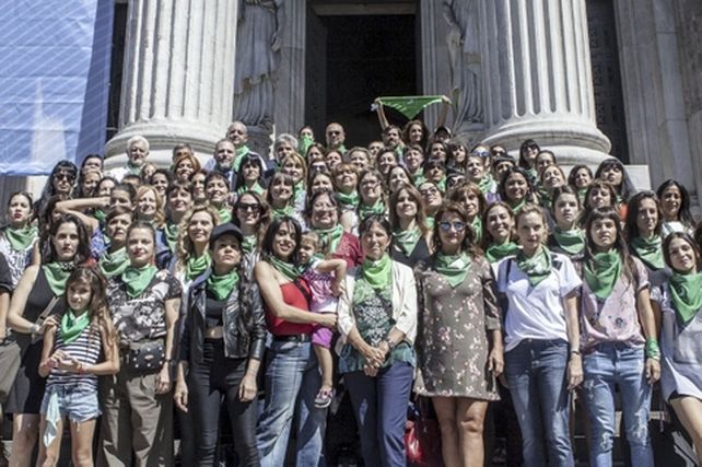a favor. Grupos de mujeres impulsan la legalización del aborto.