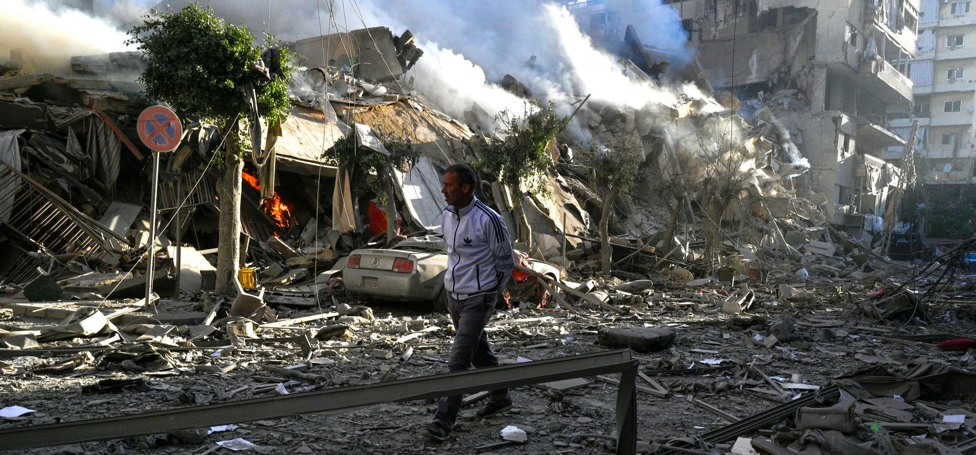 Un hombre camina junto a edificios dañados después de los ataques aéreos israelíes en Dahiyeh, un suburbio del sur controlado por Hezbolá, Beirut, Líbano. Fotografía: Wael Hamzeh/EPA Un hombre camina junto a edificios dañados después de los ataques aéreos israelíes en Dahiyeh, un suburbio del sur controlado por Hezbolá, Beirut, Líbano. Fotografía: Wael Hamzeh/EPA