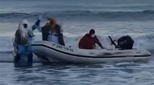 Video: los Reyes Magos llegaban saludando en una lancha, pero una ola los tiró al agua