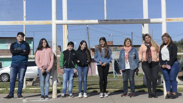 Chicas y chicos beneficiarios de la beca, junto a Inés Risso (sexta, de izquierda a derecha), la responsable de Fonbec en Rosario.