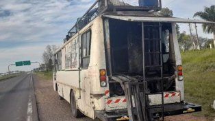 El incendio del motorhome se registró sobre Autovía Gervasio Artigas, a la altura del kilómetro 150 en el departamento Colón