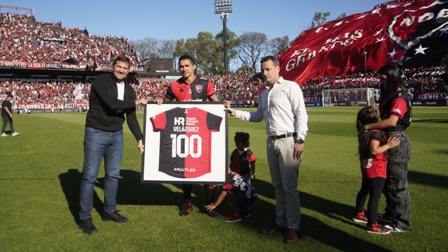 El paraguayo Gustavo Velazquez recibe una distinción de parte del Mago Capria por los cien partidos cumplidos en Newells.