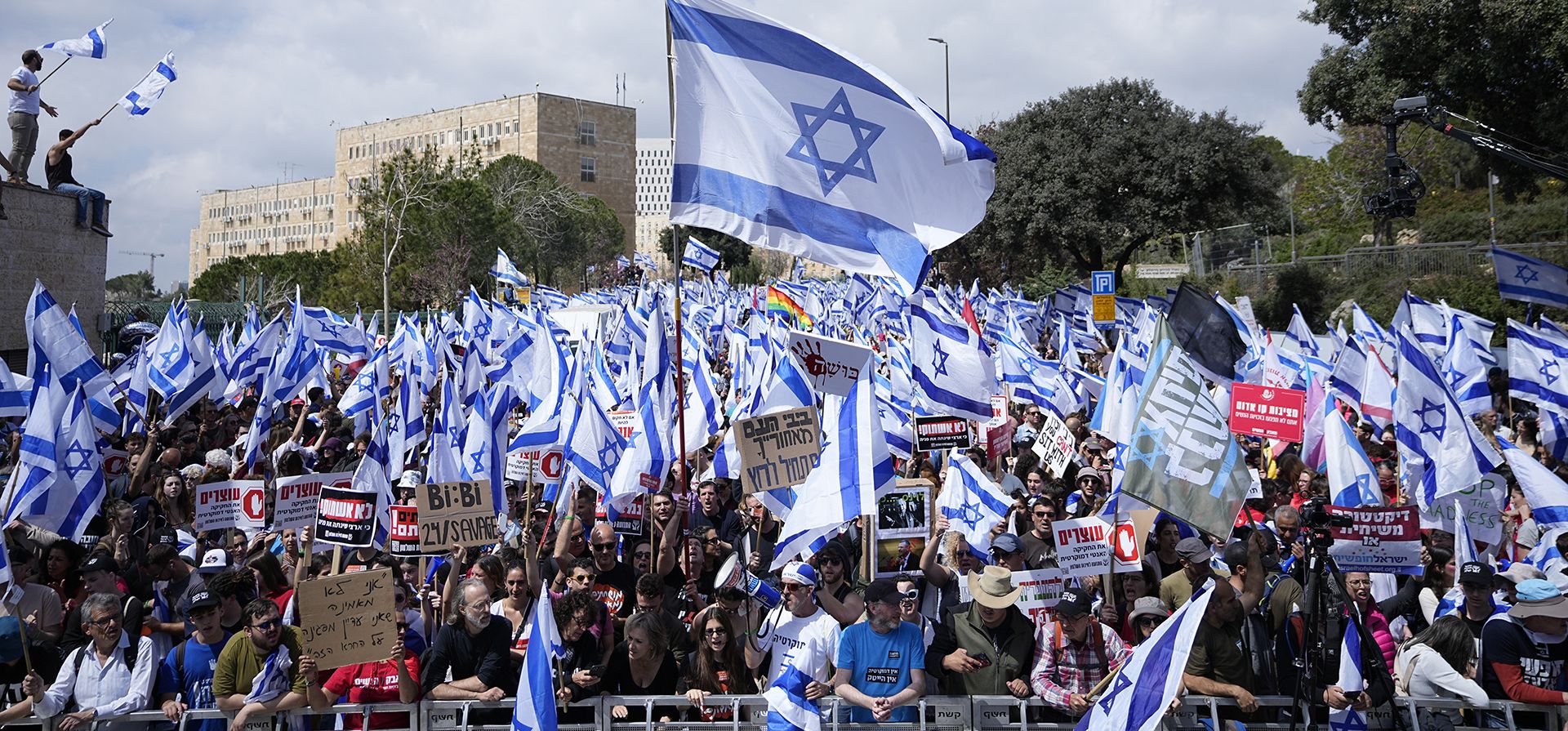 Israelíes protestan contra el plan de reforma judicial del primer ministro Benjamin Netanyahu frente al parlamento en Jerusalén, el lunes 27 de marzo de 2023. (AP Photo/Ohad Zwigenberg)