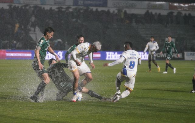 Veliz no puede controlar y Campaz colabora. Central no pudo terminar su partido ante Sarmiento.