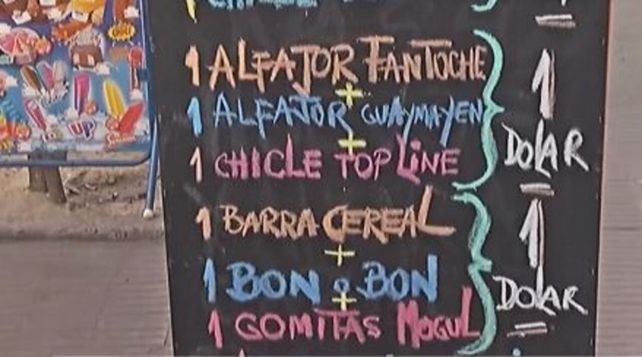 El kiosquero exhibió las ofertas de una manera muy particular. (Foto: captura de video)