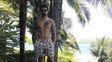 el pocho lavezzi muestra sus abdominales en las exoticas playas de china