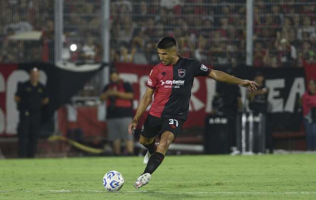 Luciano Lollo debutó con la camiseta de Newells y marcó un récord.