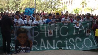 Emotivo pedido de justicia frente a Tribunales por la muerte de Francisco Sueldo