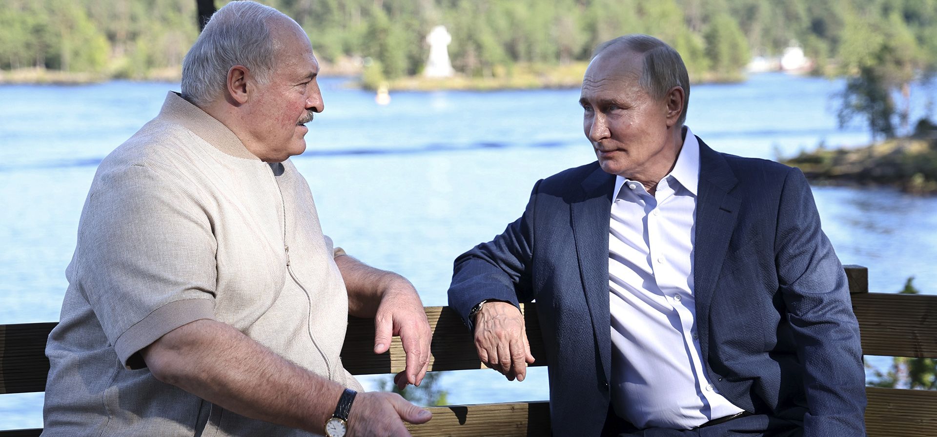El presidente ruso y el presidente bielorruso, Alexander Lukashenko, conversan durante una visita a la Capilla del Ícono de Valaam de la Madre de Dios en la isla Svetly en el lago Ladoga, República de Karelia, Rusia, el viernes 26 de julio de 2024. (Alexander Kazakov, Sputnik, Kremlin Pool Photo via AP) El presidente ruso y el presidente bielorruso, Alexander Lukashenko, conversan durante una visita a la Capilla del Ícono de Valaam de la Madre de Dios en la isla Svetly en el lago Ladoga, República de Karelia, Rusia, el viernes 26 de julio de 2024. (Alexander Kazakov, Sputnik, Kremlin Pool Photo via AP)