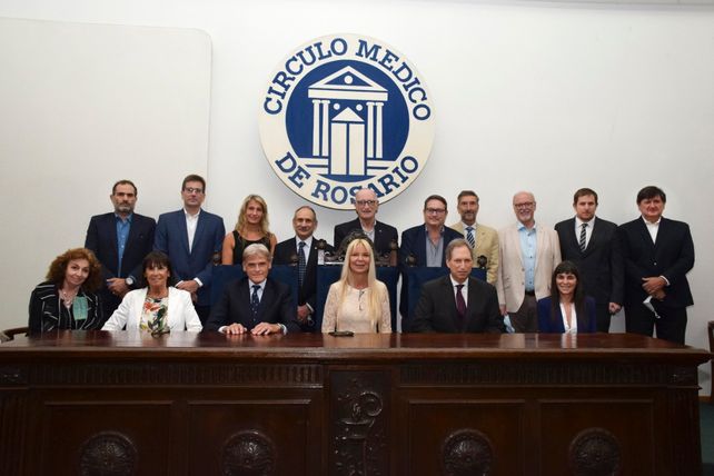 La especialista Malén Pijoán junto a los miembros de la comisión directiva del Círculo Médico de Rosario.&nbsp;