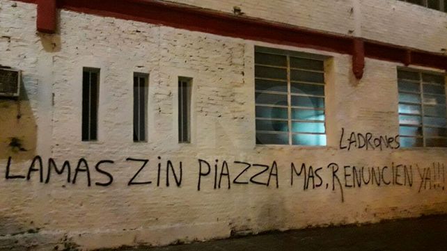 Aprietes: hubo pintadas contra dirigentes en la sede del Club Unión