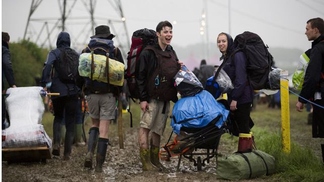 Glastonbury, el mítico festival británico se celebra bajo la lluvia y el barro