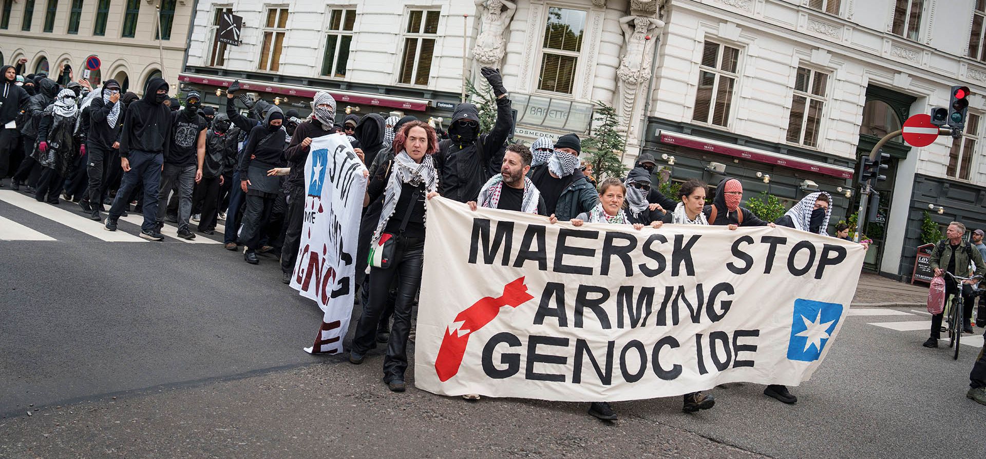 Una manifestación cerca de la compañía naviera A.P. Moeller - Maersk en Copenhague, Dinamarca, el viernes 21 de agosto de 2026. Los manifestantes portan una pancarta que exige "Maersk deje de armar genocidio". (Liselotte Sabroe/Ritzau Scanpix vía AP) Una manifestación cerca de la compañía naviera A.P. Moeller - Maersk en Copenhague, Dinamarca, el viernes 21 de agosto de 2026. Los manifestantes portan una pancarta que exige "Maersk deje de armar genocidio". (Liselotte Sabroe/Ritzau Scanpix vía AP)